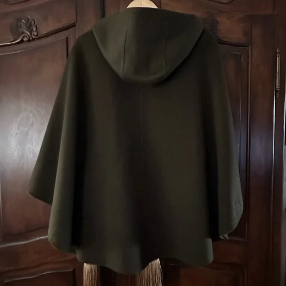 Vince Cape/Poncho - Picture 6 of 6